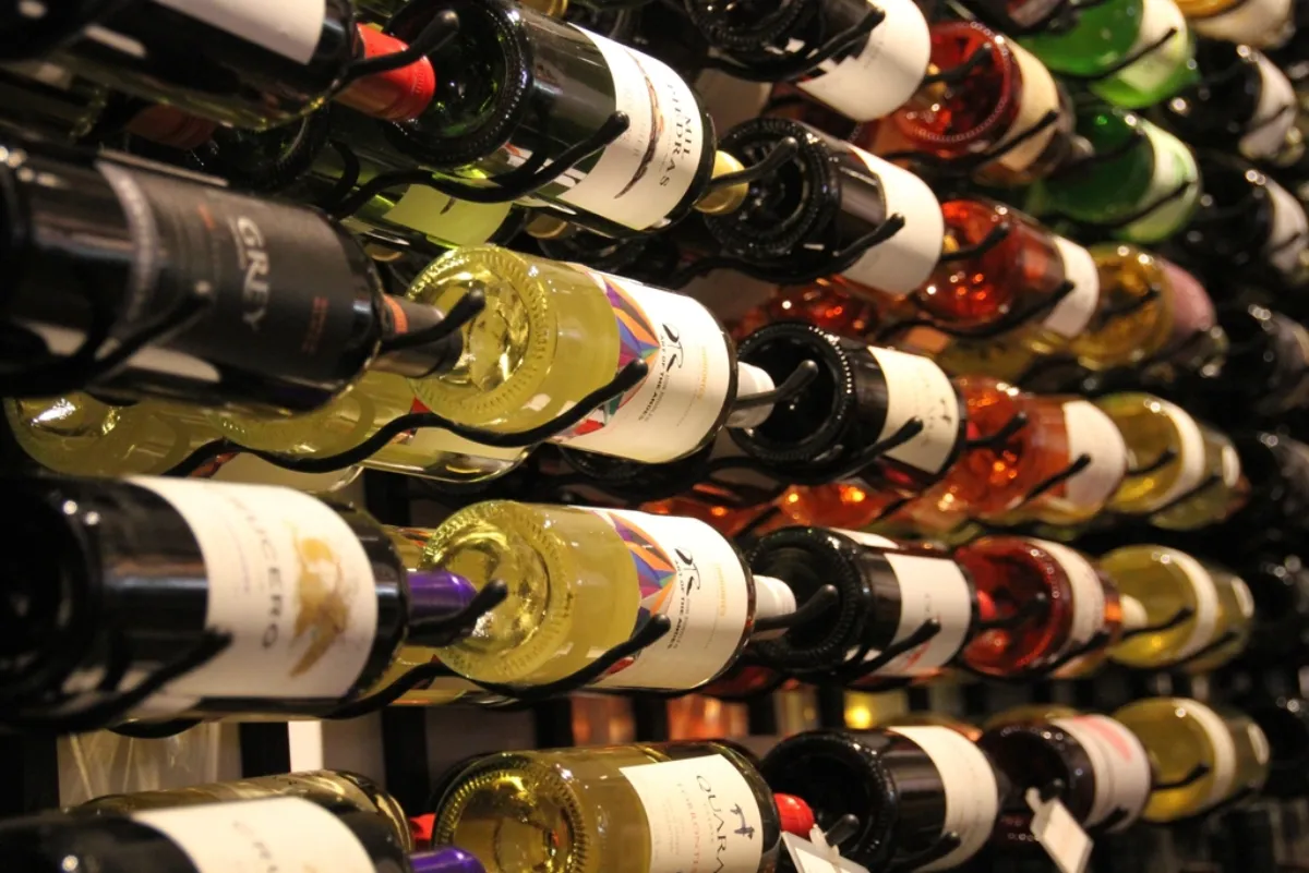 Casier de bouteilles de vin rouge, blanc et rosé au 71
